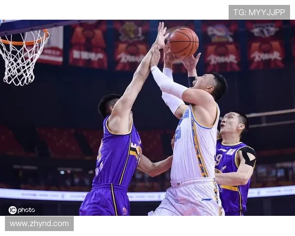 北控与首钢激战正酣实时比分更新带你直击比赛精彩瞬间