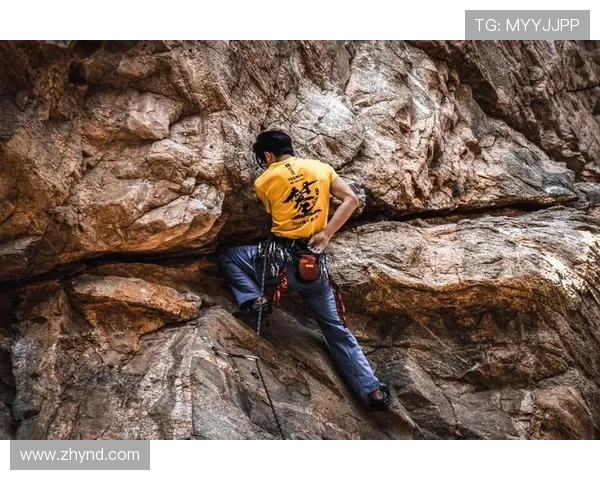 重庆攀岩队边路渗透战术解析与攀岩热点发展趋势探讨